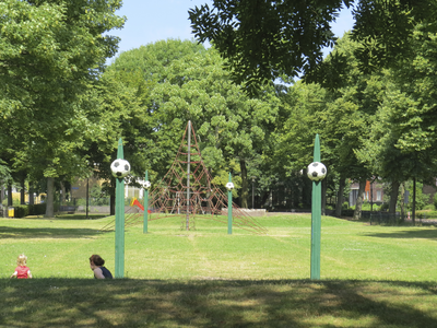 906966 Gezicht op het sport- en speelveld tussen de Schutstraat en de Laan van Engelswier te Utrecht.